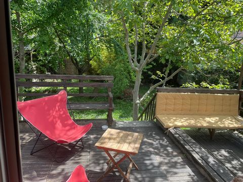 A moins de 10mn de marche des métros Croix de Chavaux ou Mairie de Montreuil, au pied du Parc des Beaumont, maison ancienne pleine de charme et agréable à vivre de 165 m2 sur 3 niveaux : Au rdc : entrée sur rue, 3 chambres avec accès direct au jardin...