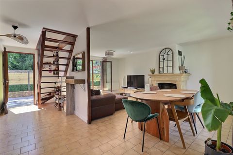 CHENNEVIERES SUR MARNE : Idéalement située à proximité du centre-ville de Chennevières sur le haut des coteaux, votre agence LAGET & Associés vous propose cette belle maison récemment rénovée vous offrant un cadre de vie paisible et agréable, proche ...