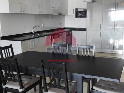 Apartamento T2 na Nazaré. Com parqueamento. Totamente mobilado e com cozinha equipada. Composto por cozinha e sala em espaço aberto, dois quartos, sendo um em suite com casa de banho privativa, mais uma casa de banho completa. Sala com varanda com ch...