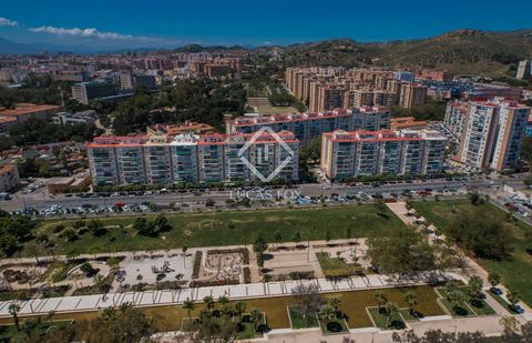 Lucas Fox presenta este luminoso piso en la planta 23 de un moderno complejo residencial, con orientación oeste y espectaculares vistas panorámicas que abarcan desde los montes de Málaga hasta el mar en el horizonte. Una propiedad que combina altura,...
