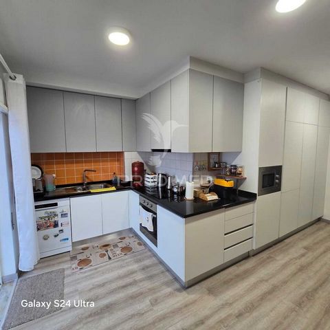 Um apartamento T3, localizado bem no centro da Marinha Grande, semi-remodelado, inserido num 4º andar servido por 2 elevadores. Constituído por uma espaçosa cozinha, equipada e sala comum, 3 quartos, 2 casas de banho, uma varanda fechada e um Hall de...