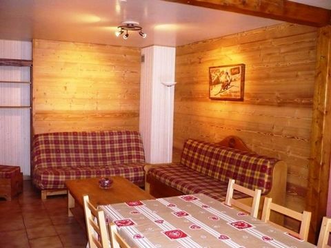 Residence La Forclaz, with a lift, is located right in the center of Le Grand-Bornand Village, 50 meters from the Tourist Information Center. Ski slopes are 650 meters away. There is a skibus stop nearby, 50 meters away. Surface area : about 32 m² in...