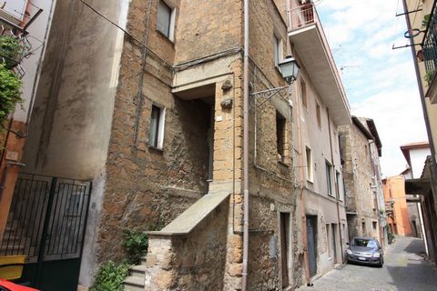 Vetralla, historic center, in the immediate vicinity of the Palazzo Comunale and the Duomo, we offer the sale of an independent apartment, of large size, about 200 square meters, to be restored internally, currently comprising entrance hall, living r...