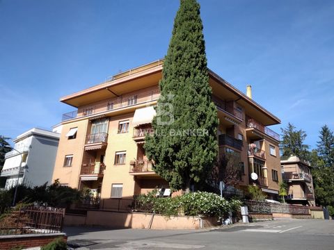 LATIUM - VITERBO APARTMENT NEAR PORTA ROMANA In the semi-central area, just 400 meters from Porta Romana and 500 meters from the railway station, we have a large apartment of over 155 square meters. The property is composed as follows: entrance, doub...