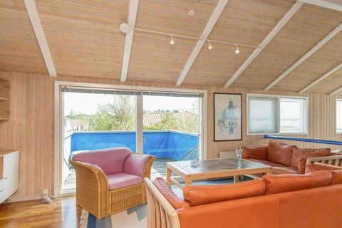 Premier parquet pour Ebeltoft Vig rend ce cottage avec bain à remous et sauna très attrayant. Ici, vous pouvez vous asseoir sur le balcon ou sur la terrasse et profiter de la belle vue sur Ebeltoft Vig et le parc national de Mols Bjerge. A l'intérieu...