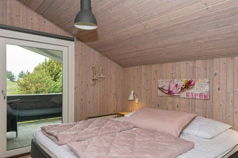 Esta amplia casa de campo con sauna se encuentra en una gran parcela natural en el pintoresco Bolilmark. La casa tiene tres terrazas protegidas & # 8211; Ambos abiertos y cubiertos, con muebles de jardín y quincho. La casa tiene pisos de madera. El b...