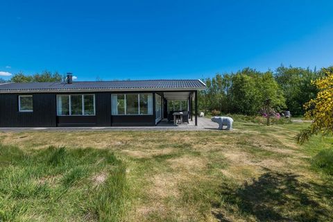 Wechseltag Freitag! Ferienhaus auf einem schönen, großen Naturgrundstück mit Fußballgolf und Petanque für den Freizeitspaß. Bälle und Kugeln sind mitzubringen. Das wohnlich und funktional ausgestattete Ferienhaus liegt in recht abgeschiedener Lage un...