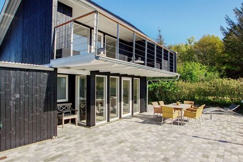 Nur etwa 50 m vom Ufer des Ringkøbing Fjords findet man dieses Ferienhaus in einzigartiger Lage. Das zweistöckige Haus wurde 2020 renoviert und präsentiert sich hell und einladend. Genießen Sie die Aussicht auf die Umgebung vom 18 m² großen Balkon od...