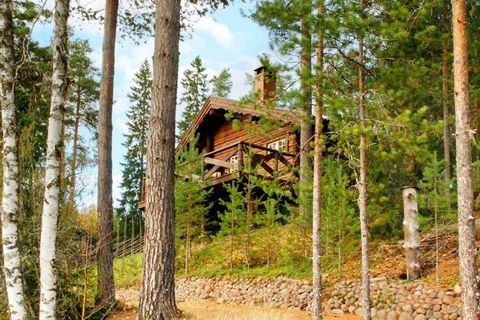 Willkommen in Oxberg, ein paar Kilometer außerhalb von Mora in Dalarna und am Vasaloppsleden gelegen. Hier wohnen Sie auf dem weitläufigen Privatgrundstück des Eigentümers zusammen mit 3 weiteren gemütlichen Blockhütten, die sich eine schöne Rasenflä...