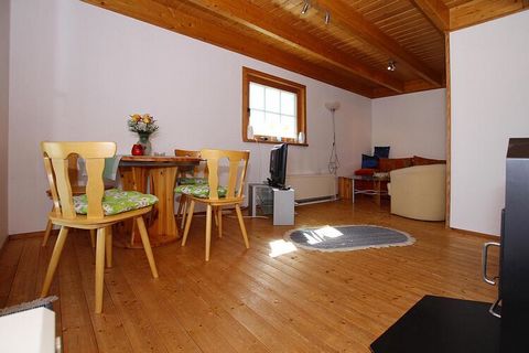 Pretty holiday home with a fireplace and a large terrace. Due to the hillside location, you have a wonderful panoramic view of the Harz mountains. Only 500 meters away is the Hotel Tannenpark, whose sauna area and indoor pool you can use for a fee - ...