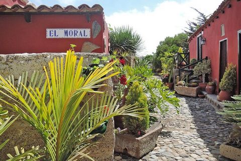 Very nice finca on a lovingly planted and well-kept garden plot of 1,000 square meters with a sea view. The finca includes a residential building with a separate outbuilding and an indoor bodega. The inner garden is terraced over two levels and borde...