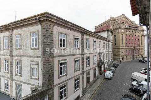 Fantastic three bedroom Duplex apartment in the heart of the historic centre of Porto! Located close to the beautiful S. Bento Station, the famous and imposing Sé Cathedral and Praça da Batalha. Located on the top floor of a building with a tradition...