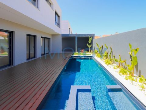 Excellent luxury villa, isolated, new of contemporary architecture V4 + 1, with excellent areas area, with pool and spacious garden. Located in Manique de baixo, Alcabideche, in a quiet and quiet area of villas, with excellent finishing, very bright,...