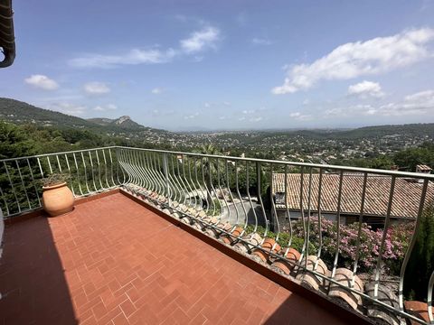 This stunning villa in Tourrettes-Sur-Loup features five bedrooms and a garden, offering breathtaking panoramic views and charming terraces. As soon as you step inside, you will be captivated by the luminous and roomy living area. With its five bedro...