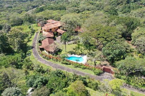 Luxury house with rustic / colonial finish in the middle of nature just 40 minutes from San José. Located in the city of Atenas, Alajuela, Costa Rica. With 1.250m2 of concrete construction and 5.300 m2 of land.   Athens is recognized worldwide for ha...