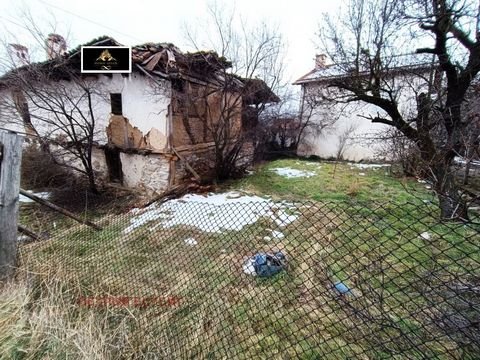 Nous vous proposons un terrain attrayant avec une maison ancienne dans le quartier de Kamenitza. La maison est en mauvais état et est destinée à la démolition ou à la restauration complète, à la demande du nouveau propriétaire. Le terrain a une forme...