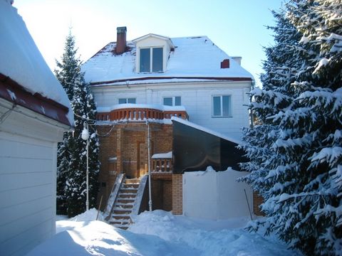 Maison à trois niveaux: 4 chambres, une salle de sport de 72 m / m, véranda, 2 cheminées, 2 salles de bains, cuisine, climatisation, gaz, téléphone, toutes les communications. Garage pour 4 voitures. Étage bain autoportant (hammam, 2 salles d'eau, un...