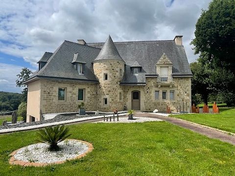 This pretty property of 204 m² is located on the edge of a Breton village steeped in authenticity just 30 minutes from Saint-Brieuc and the Penthièvre coast. The bright house is centered on a wooded plot of over 4000 m². The set dominates the green c...