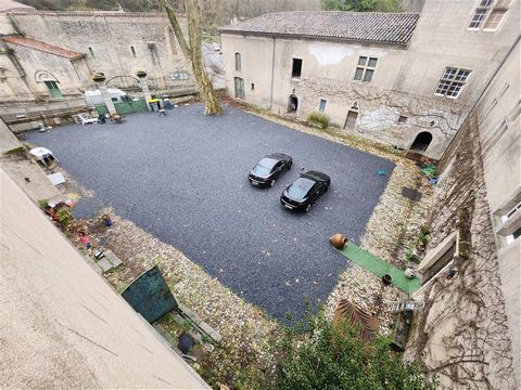 U-SHAPED (see photo of the chronological plan) - on a plot of 2.6 ha 3 A I L E S overlooking an interior courtyard overlooking the village East Wing: The medieval dwelling recently functioned as a hotel space. The 11 suites (including 3 brand new in ...