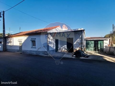 3 bedroom villa for sale at €60,000 House to recover in Portela de Sta. Margarida, Constância.   If you are looking for a property for your own home or for your holidays, this could be the ideal choice.   Composed of ground floor with a living room, ...