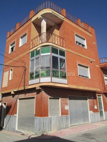 A large town house for sale in the Loma district of Albox.The house is spread over three floors and has a roof terrace. The ground floor has a spacious garage with space to accommodate at least two cars or could be converted into a work área and ther...