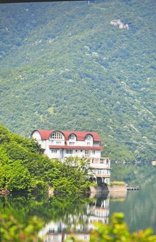 RE/MAX offers a unique offer for business investment, namely a hotel on the very shore of Vacha Dam. The building has an area of 2544 sq.m. It is located on a plot of 2136 sq.m and was put into operation in 2014, but has never been used. It is a fami...