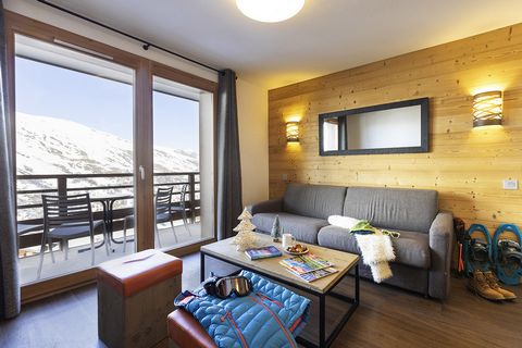 Overlooking an exceptional landscape, this neo-Savoyard residence is characterized by a refined decoration that perfectly combines stone and wood. In addition to being particularly spacious, its 2 to 6-room apartments offer a wide range of top-of-the...