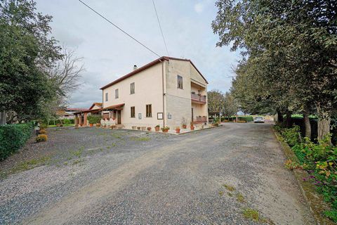 GROSSETO (GR), Squadre basse: about 6 km from the coast, agritourism farm of about 11 hectares with country house and annexes, consisting of: - 11 hectares of flat land with small plots of native olive groves and vineyards for agritourism and persona...