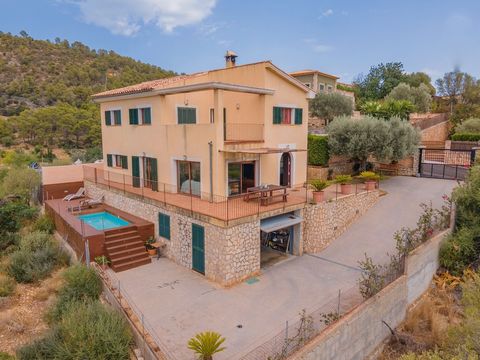 Spectacular Villa in Lloseta with stunning views, the property consists of 265m2 built with top qualities, spread over three floors, on a fully fenced plot of 500m2. On the ground floor we find a beautiful entrance hall, a spacious living room with a...