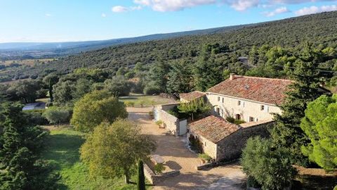 Facing the Colorado Provençal, this superb, fully-renovated 18th-century farmhouse with enclosed courtyard boasts over 275 m2 of usable floor space. First floor: living room, dining room and north-facing kitchen. Upstairs: 4 bedrooms (2 large south-f...