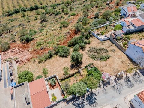 Urban land for construction with a total area of 1.825m2 in Benafim. According to the Municipal Master Plan (PDM) the land is inserted in a type B urban agglomeration area, so construction is allowed up to half the area of the land. The solar exposur...
