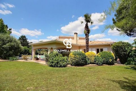 COLDWELL BANKER IMMOBA REALTY presents this beautiful family property of 225 m², located in the heart of the GUJAN golf course. From its garden of approximately 2000 m², nicely decorated and planted with trees, you have private access to the golf cou...