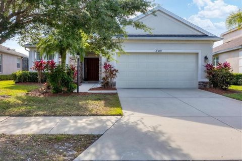Nestled within the vibrant community of Lakewood Ranch, this charming 3 bedroom single-family home, with a den and separate dining room offers an unparalleled lifestyle of comfort and convenience, surrounded by a plethora of amenities designed to enh...