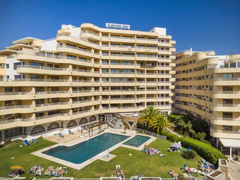 A charming coastal escape, perfectly located next to the beach (250 meters) and the exclusive marina in Vilamoura. Step inside to an open living/dining area and two bedrooms with air conditioning. The balcony is perfect for leisurely moments. An outd...