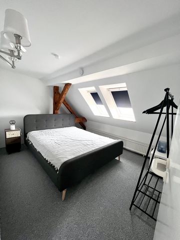 This 130 m2 loft apartment in the lively Klausenerplatz district is ideal for temporary living in Berlin's city center thanks to its spacious and practical room layout and modern furnishings. The top-floor apartment has two bedrooms, two full bathroo...