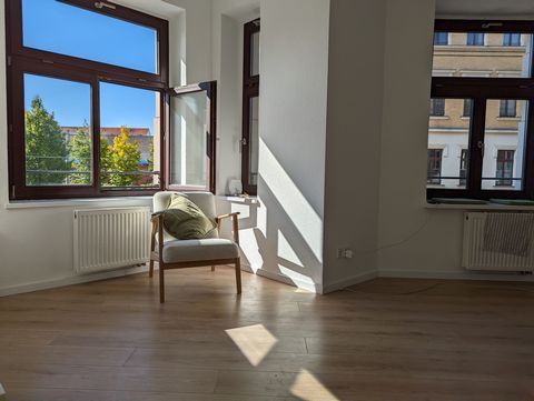 Beautiful and bright apartment situated on the quiet end of Eisenbahnstr. in Bülowviertel. Newly renovated and very close to all amenities, restaurants, bars and supermarkets. Tram stop directly outside takes you to the city centre in less than 10 mi...