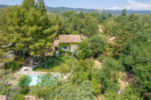 Visite virtuelle disponible sur notre site internet. Notre agence immobilière, Provence Home, vous propose à la vente, une maison pleine de charme nichée dans un cadre bucolique. La propriété s'étend sur un vaste terrain de près de 8900m2, qui compre...