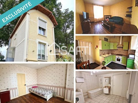 In a sought-after area, this 57 m² town house offers great development prospects. On the ground floor, a bright living room with parquet floors welcomes your loved ones. Equipped and functional kitchen. WC on the ground floor and upstairs. Upstairs, ...
