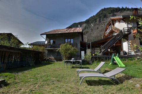 Discover exclusively with RMP this charming detached house nestled in the heart of Villard du Planay, just 2 minutes by car from Bozel. Offering beautiful volumes spread over 3 levels, including 7 main rooms as well as a magnificent garden and variou...