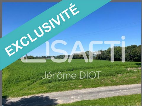 You should be seduced by this exceptionnal building plot of around 4 hectares, located in a charming village of the Argonne champenoise region. This village is 15 minutes away from the A4 highway and 10 minutes away from the town of Sainte Menehould,...