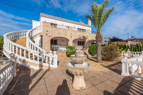 For sale are 2 villas and a plot, the whole complex adjoining and only 600m from the sea. Villa 1: Discover the grandeur and comfort of our spacious summer villa in Calpe, Costa Blanca, designed to accommodate up to 14 people. With seven bedrooms and...