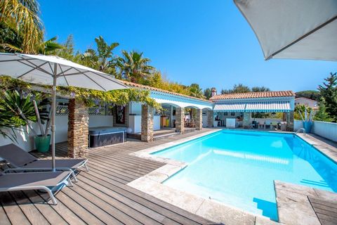 Sainte-Maxime. Magnificent property in contemporary style entirely renovated. This residence equipped with a lift has a reception hall, living room and dining room opening onto a large terrace, but also 4 suites with bathrooms and dressing room, saun...