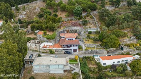 4 bedroom villa in Cristelo, Caminha. Traditional Minho villa, consisting of basement, ground floor and 1st floor, with regional kitchen and swimming pool. Composed of 4 fronts, annexes, garden, all walled and 5 minutes from the beach. The south fron...