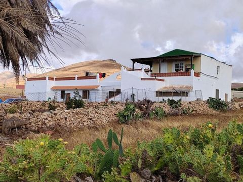 For sale a 239 m2 house located on a 1,000 m2 plot in Tiscamanita, Tuineje. The property comprises a main house distributed in two bedrooms, living room, kitchen, bathroom and utility room and a building with four complete apartments and space for a ...