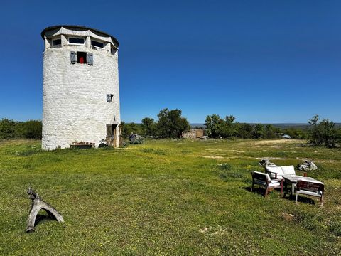 On the heights of the Causses du Quercy natural regional park, in a dominant position with a breathtaking 360° view, this is a most atypical property! This old windmill built in 1777 - completely renovated in 2021 inside and out - proudly dominates 5...