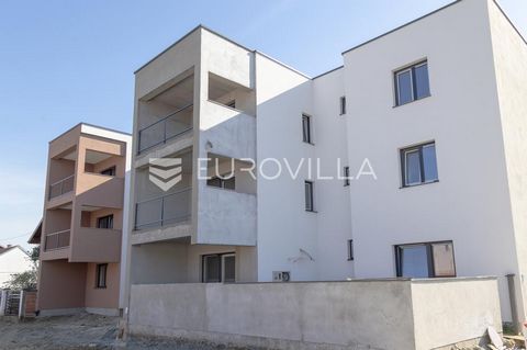 Osijek, Retfala, four-room apartment in a new building in a quiet location perfect for family life. Close to schools, kindergartens, shopping centers and other important facilities. The location is 5 minutes by car to the city center. The apartment i...