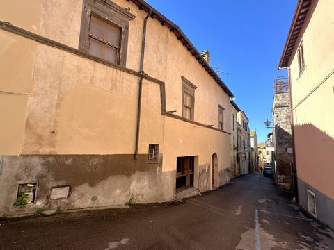 In the upper part of the historic centre, and precisely in Via San Leonardo, we offer for sale an independent 220m2 townhouse with a private courtyard. The property is located a few meters from the Church of San Francesco and a very short distance fr...
