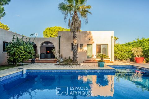 In the heart of Grau d'Agde, a few meters from the beach, this villa with oriental accents of 380 m2 benefits from a superb architecture on a wooded plot of 1000m2. The entrance gives access to a large living room offering a double living room as wel...