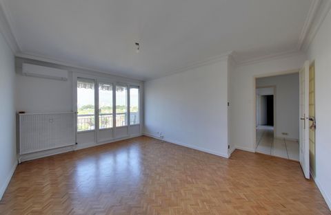 For sale in GRENOBLE - Rue Cardinal Le Camus (Avenue Jean PERROT) - T4 of 78 m2 located on the 6th and last floor of a secure building with PRM access. Apartment composed of an air-conditioned living room opening onto a large west-facing balcony, a s...