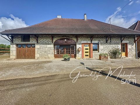 Mouchard sector, in a charming town, this house offers a peaceful and authentic living environment, close to nature while remaining connected to essential amenities. This old farm transformed into a 130 m² dwelling house offers 2 bedrooms, an office ...